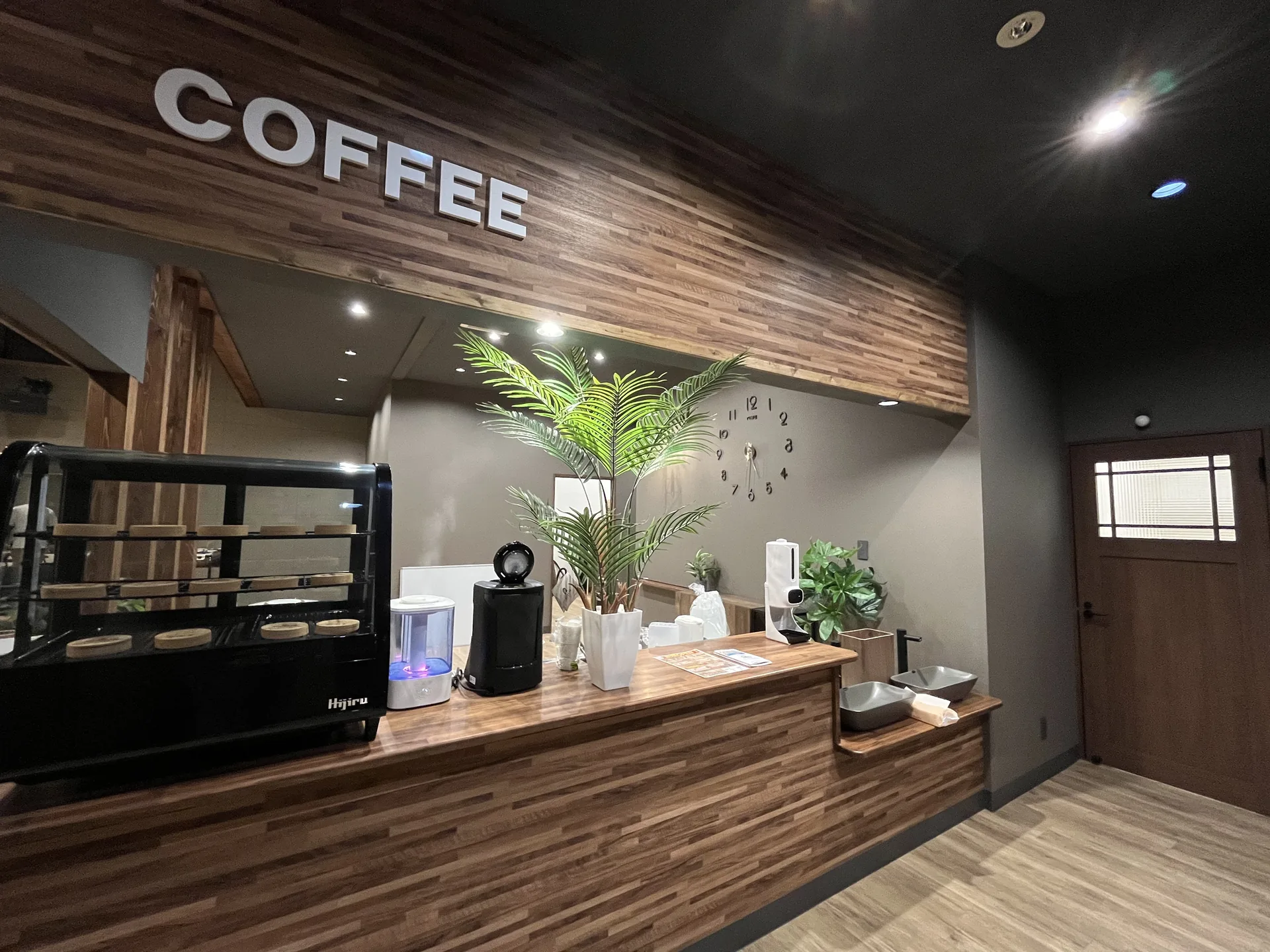 COFFEEサインのあるカフェカウンター（ソレイルミナーレ富士今泉）